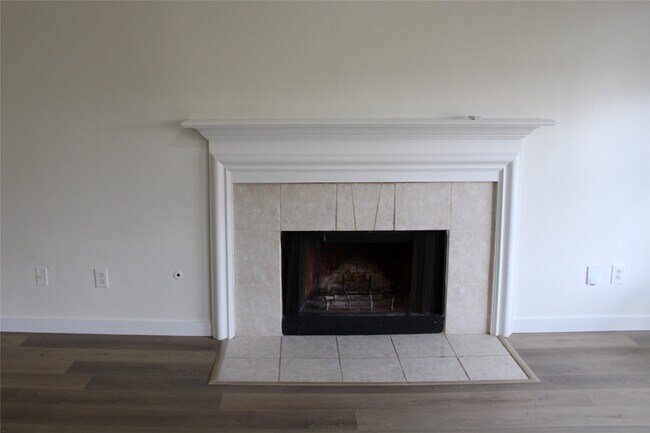 Building Photo - 2118 Laurel Oaks Dr