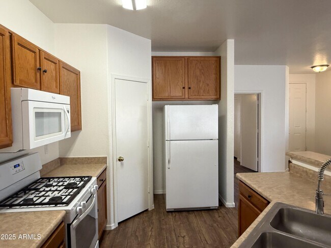 Building Photo - 2697 E Waterview Ct