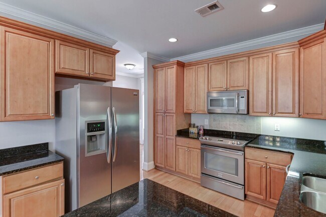 Building Photo - 3 Bedroom 2.5 bath low maintenance living for rent!