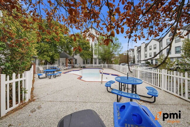 Building Photo - Immaculate 2 Bedroom 2 Bath Condo- Shore Drive