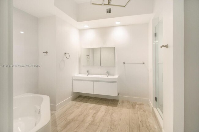 Building Photo - 14951 Royal Oaks Ln