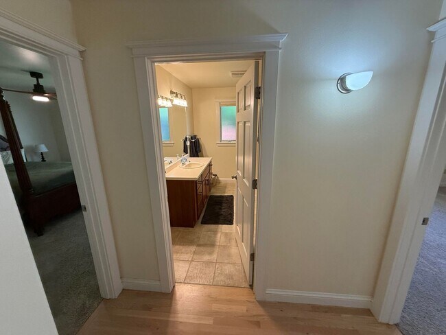 Building Photo - 3 Bed 2 Bath Large Beautiful Home