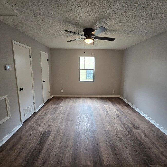 Building Photo - Completely Remodeled • 2/1 Duplex in Heber...