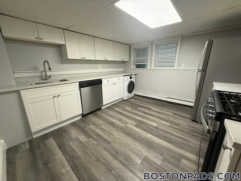 Building Photo - 126 Leyden St