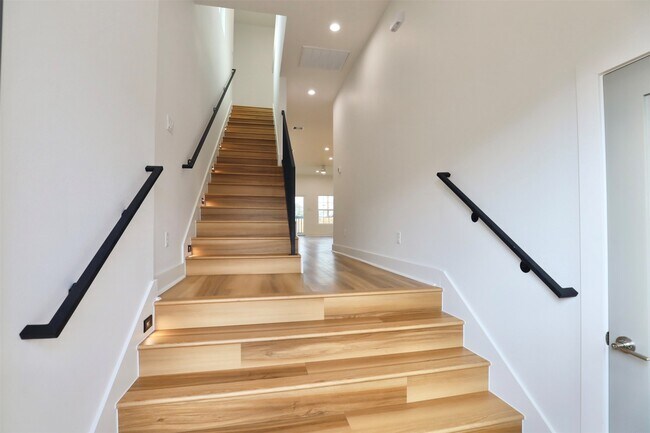 Building Photo - 421 E 41st St