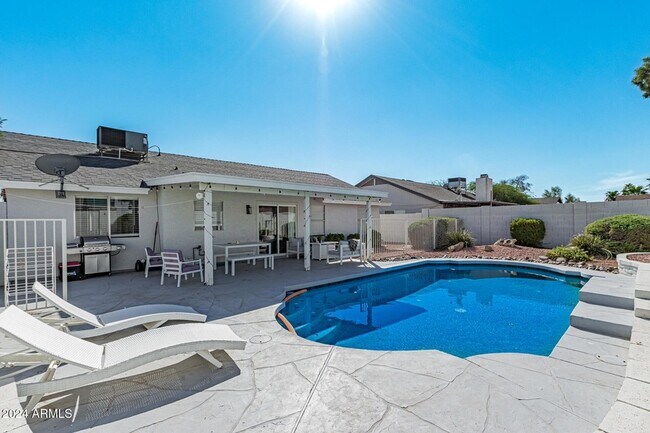 Building Photo - 250 W Utopia Rd