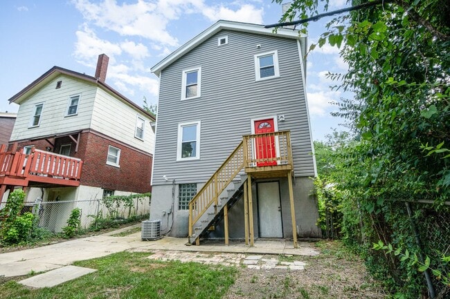 Building Photo - Updated 3 Bedroom 1 bathroom House