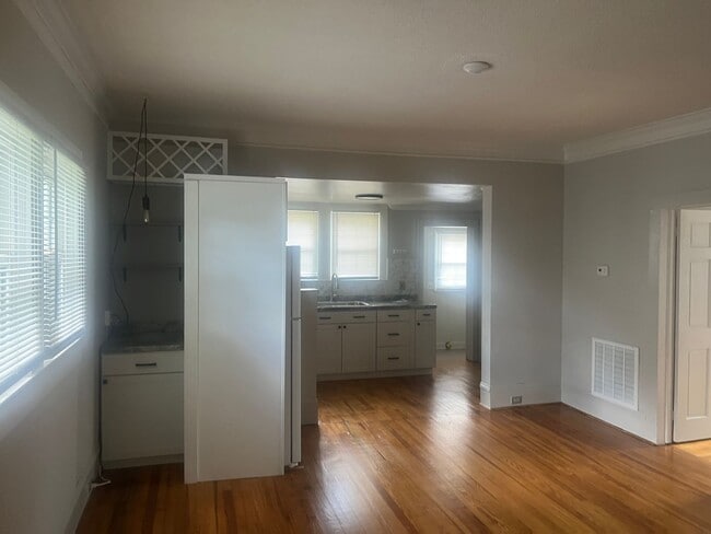 Building Photo - Must see this Adorable 2 bedroom 1 bath ho...