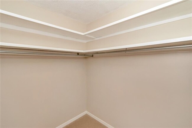 Building Photo - 1005 Westbury Dr