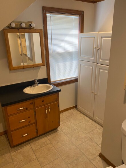 Building Photo - 166 Newland Ave