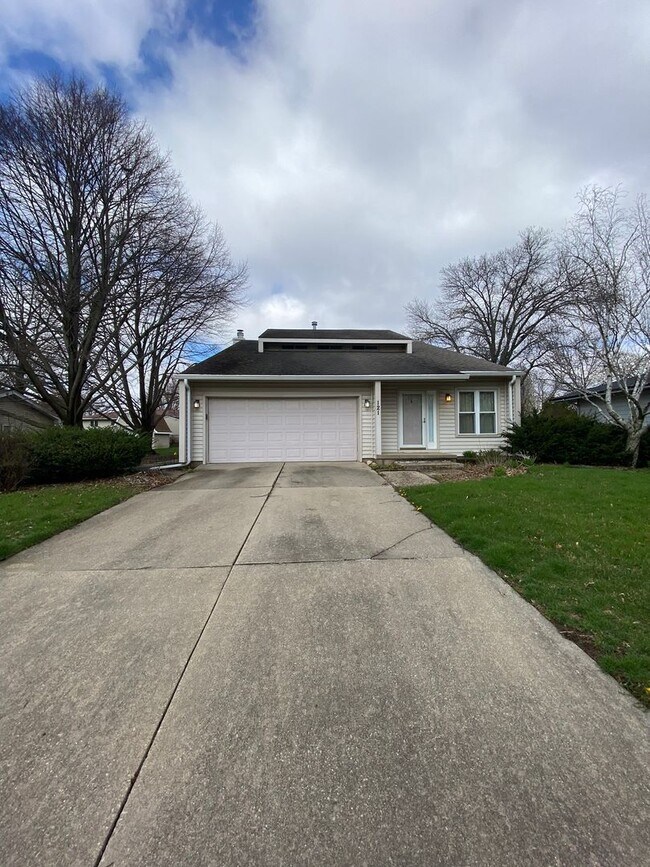 Building Photo - Spacious & Unique Contemporary Home – Perfect for Entertaining and Family Living!