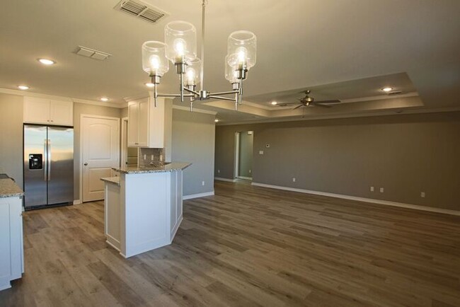 Building Photo - Beautiful 3 Bedroom 2 Bathroom Townhouse i...