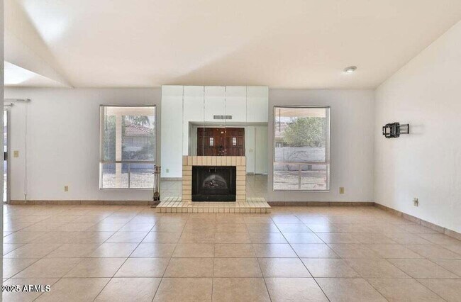 Building Photo - 10421 E Silvertree Dr