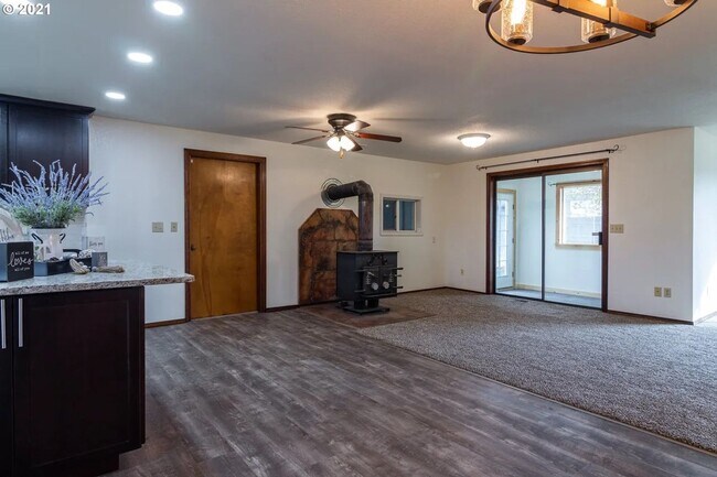 Building Photo - Beautiful Hermiston Home offers a perfect balance of comfort and convenience