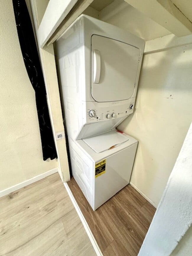 Building Photo - Clean Downtown One Bedroom Utilities Included