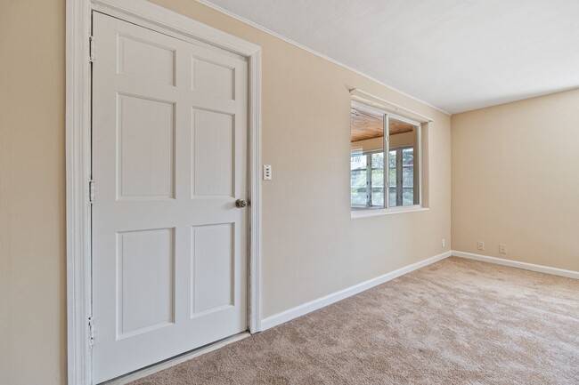 Building Photo - MOVE IN SPECIAL- Charming 2/1 Home w/ Partially Fenced Yard in St. Cloud