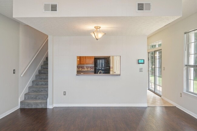 Building Photo - 17 Chatelaine Cir SE