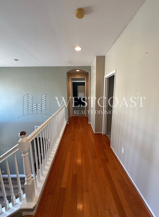 Building Photo - Bright & Spacious 4-Bed Townhome in Prime ...