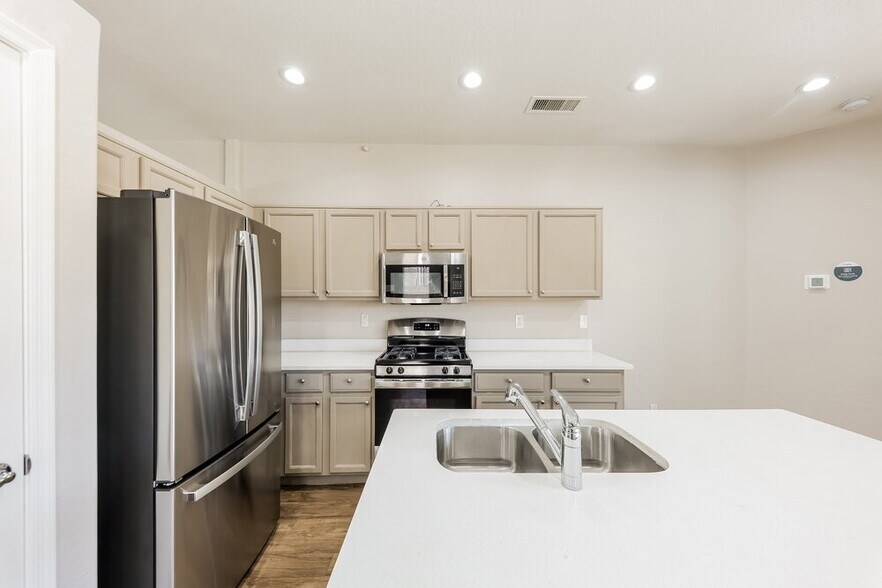 Building Photo - 16862 W Post Dr