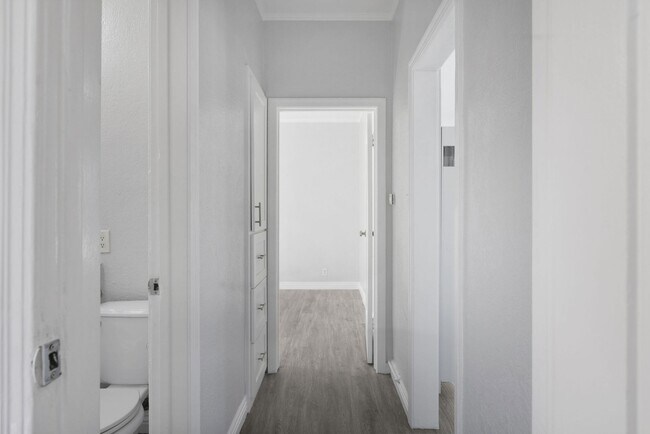 Building Photo - Spacious 2-Bedroom Apartment in Prime Los ...