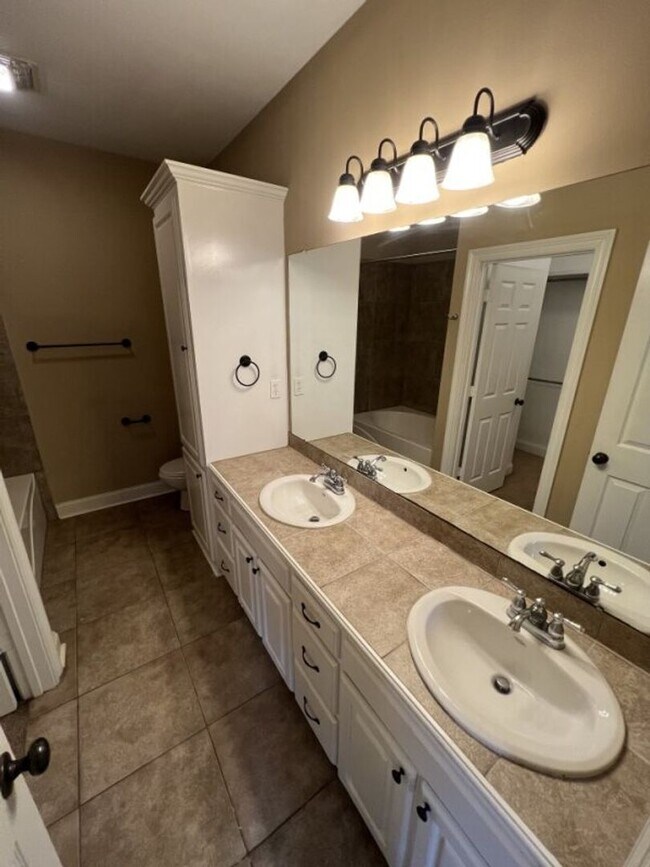 Building Photo - Charming 3-bedroom 2-bathroom in South Burbank Neighborhood!