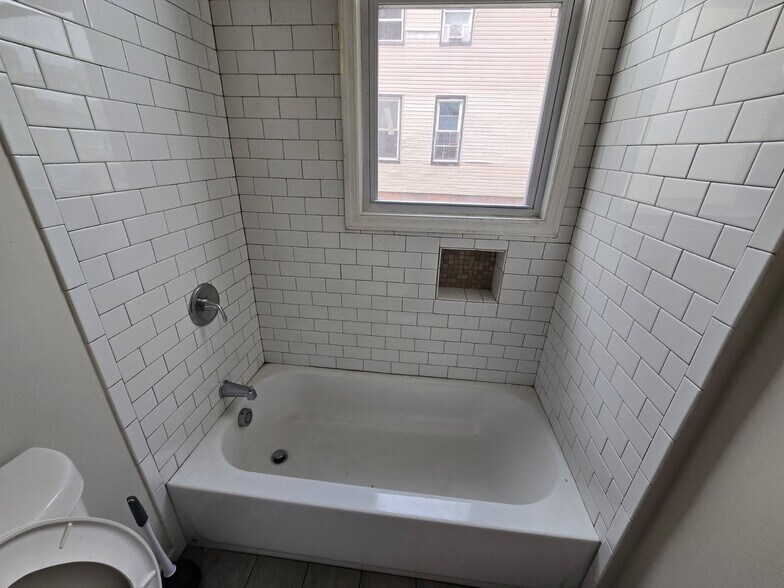 Building Photo - 584 Hunterdon St