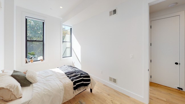 Primary Photo - Common Dean (Furnished Rooms)