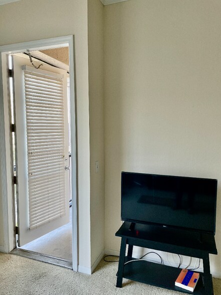 Building Photo - 2200 Ladora Dr