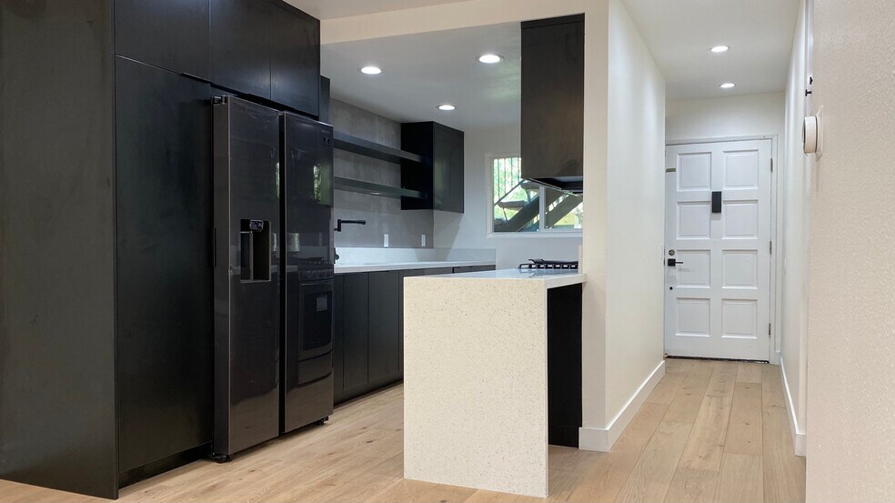 Designer kitchen - 6474 Cavalleri Rd