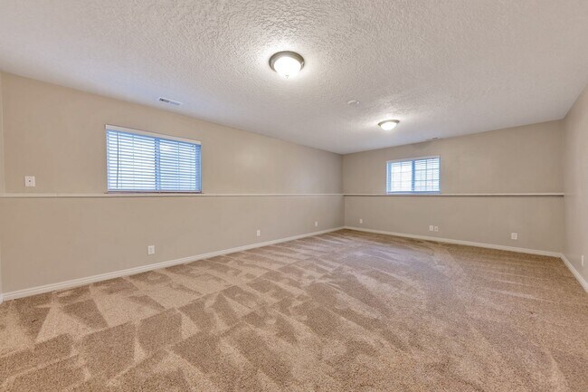 Building Photo - Beautiful Pet Friendly 4 Bed, 3 Bath Farmi...