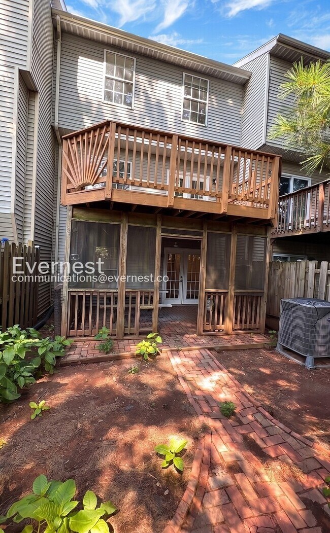 Building Photo - 3 Bed, 3.5 Bath Townhome with Modern Amenities / Available Now!