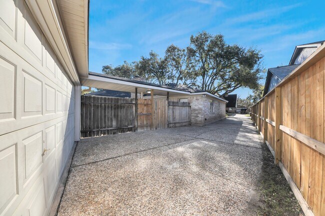 Building Photo - 6222 Vickijohn Dr