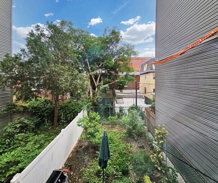 Building Photo - 3832 Baring St