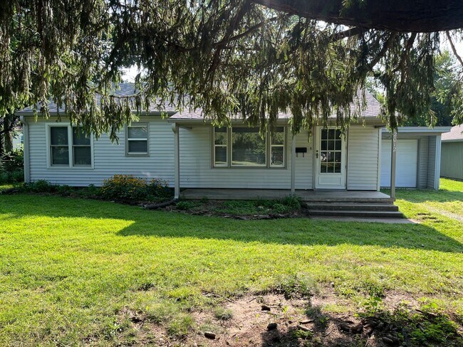 Primary Photo - Charming 2 Bedroom with HUGE Yard!