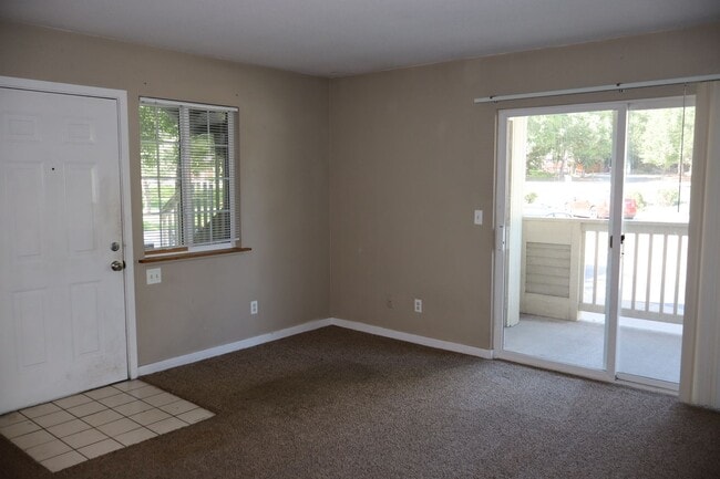 Building Photo - Convenient & Comfortable Condo Living Near...