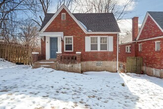 Building Photo - Gorgeous 2 bedroom 1 bathroom Home off Qui...