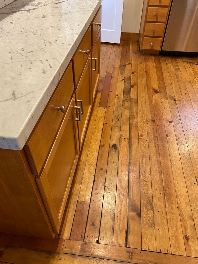 Building Photo - *Unfurnished* Charming, updated and walkable west side 3 BR + den/office