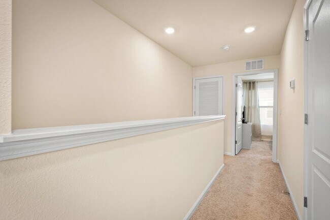 Building Photo - 2-Bedroom Townhome for Rent with Private En-Suite Baths & Screened Porch