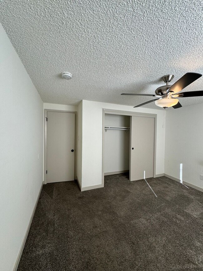 Building Photo - 2915 Straus Ln
