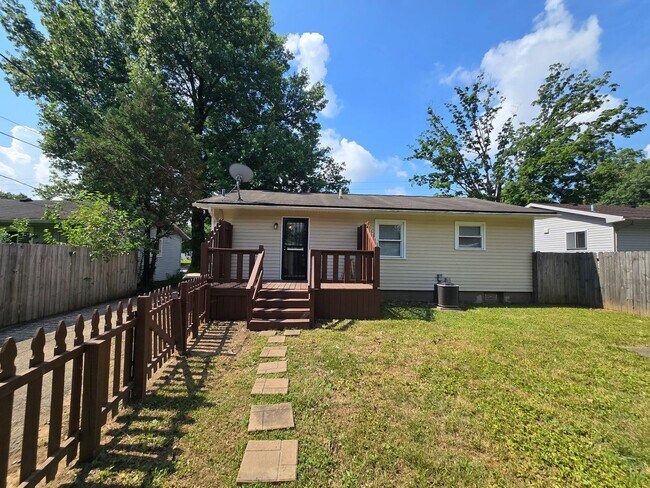 Building Photo - YOU CAN STOP YOUR SEARCH! Jeffersontown / Jtown Rental with 3 Bedrooms, 1 Full Baths, Ranch, 1 Ca...