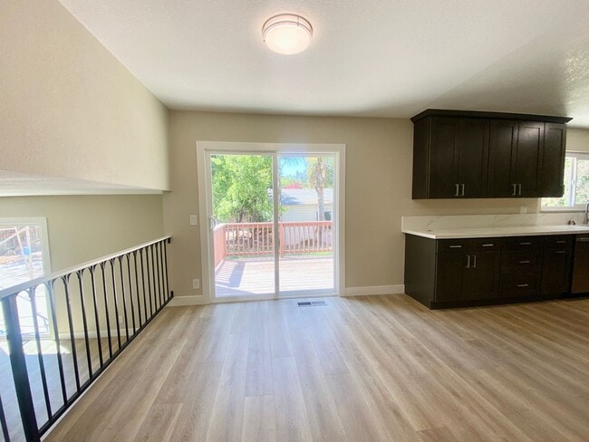 Building Photo - RECENTLY RENOVATED 4 BED, 2.5 BATH HOME ON CORNER LOT