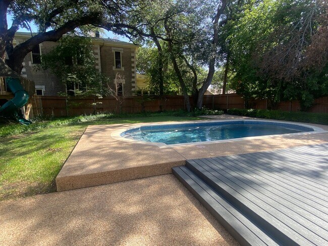 Building Photo - 4 BEDROOM WITH POOL