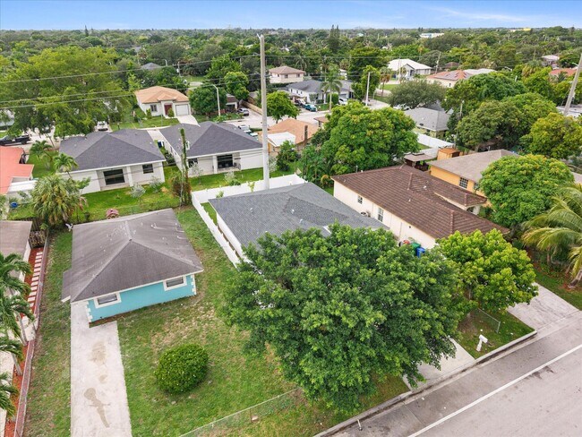 Building Photo - 2848 NW 9th Pl