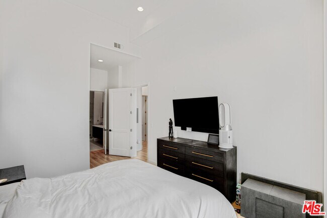 Building Photo - 118 S Kenwood St