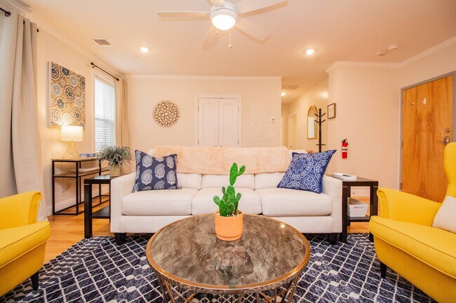 Building Photo - 1008 Tremont St