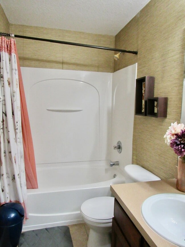 Building Photo - Beautiful 3-Bedroom Townhome with Resort-S...