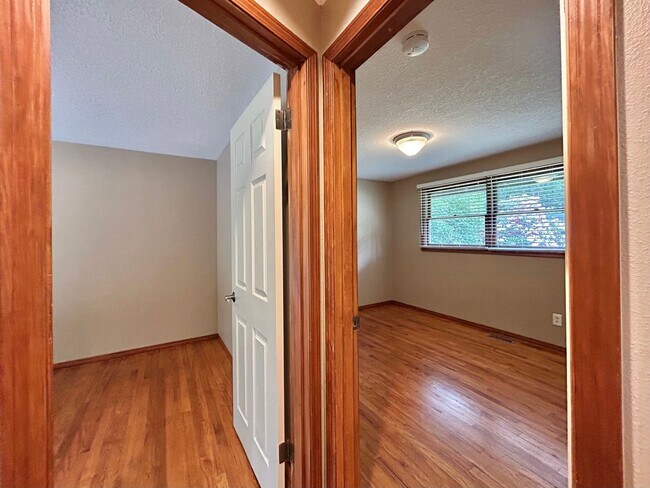 Building Photo - Tranquil Environment: 3 Bed, 1 Bath House