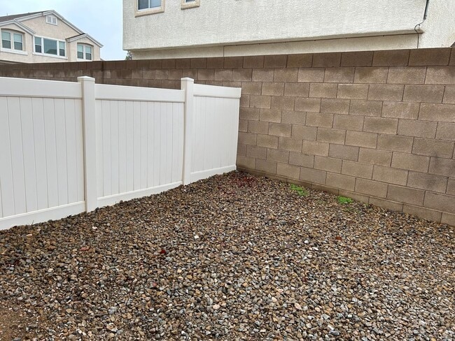 Building Photo - 2 story townhome in Mountains Edge