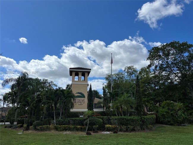 Building Photo - 350 Palm Cir W