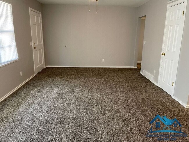 Building Photo - 1225 Kenwood Dr